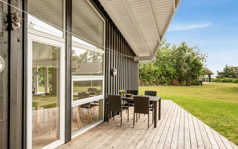 Majvor - 200M from the Sea: Hout, Huis, Veranda, Dek, Hardwood, Dak, Beits, Houten Vloer, Eco Hotel