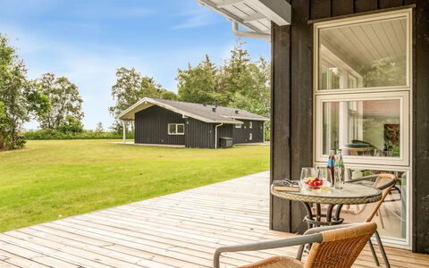 Majvor - 200M from the Sea: Hout, Huis, Veranda, Dek, Hardwood, Dak, Beits, Houten Vloer, Eco Hotel