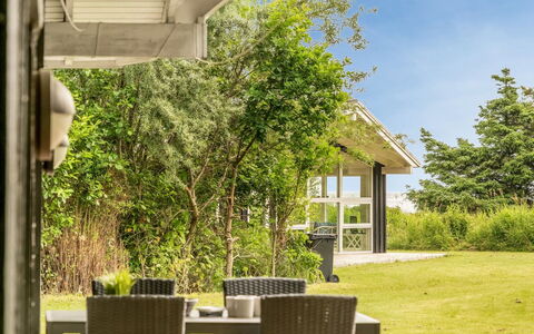 Majvor - 200M from the Sea: Hout, Huis, Veranda, Dek, Hardwood, Dak, Beits, Houten Vloer, Eco Hotel