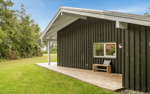 Majvor - 200M from the Sea: Hout, Huis, Veranda, Dek, Hardwood, Dak, Beits, Houten Vloer, Eco Hotel