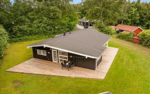 Majvor - 200M from the Sea: Hout, Huis, Veranda, Dek, Hardwood, Dak, Beits, Houten Vloer, Eco Hotel