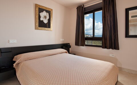 Lateral View: Bed, Interieur Ontwerp, Slaapkamer, Muur, Meubilair, Hout, Kamer, Laken, Bedding, Verdieping