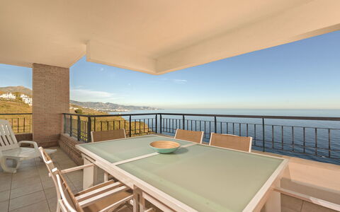 Sea Amazing: Lucht, Meubilair, Tafel, Gebouw, Water, Azure, Stoel, Schaduw, Hout, Interieur Ontwerp