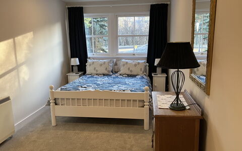 Falcon Lodge: Bed, Meubilair, Slaapkamer, Bedding, Interieur Ontwerp, Laken, Hout, Flooring, Verdieping, Linens