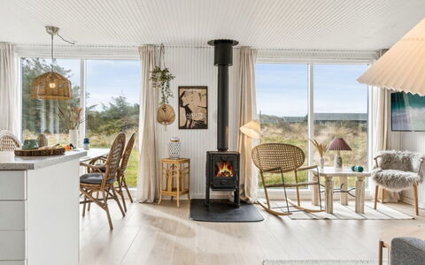 Zina - 600M from the Sea: Meubilair, Flooring, Stoel, Houten Vloer, Woonkamer, Natuurlijk Materiaal, Kamerplant, Bloempot, Hardwood, Keuken En Eettafel