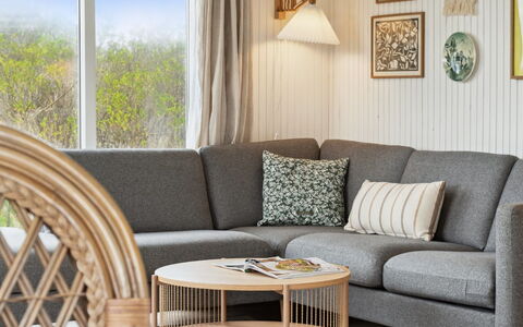 Zina - 600M from the Sea: Meubilair, Woonkamer, Natuurlijk Materiaal, Beits, Hardwood, Stoel, Wicker, Kamerplant, Koffietafel