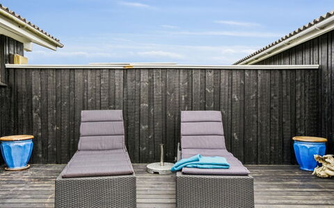 Zina - 600M from the Sea: Hout, Buitenmeubels, Houten Vloer, Hardwood, Plank, Dek, Beits, Schaduw
