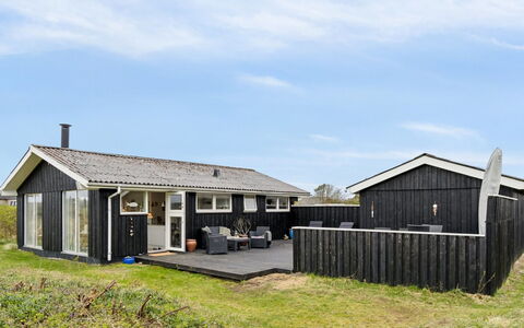 Zina - 600M from the Sea: Dak, Huis, Verblijf, Architectuur, Huis, Siding, Schaduw, Landgoed, Boerderij, Werf