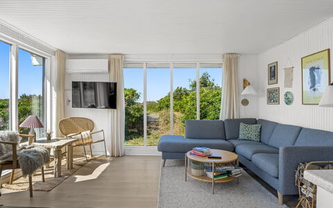 Zina - 600M from the Sea: Meubilair, Interieur Ontwerp, Hout, Flooring, Verdieping, Bankstel, Tafel, Stoel, Woonkamer, Plafond