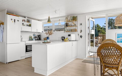 Zina - 600M from the Sea: Flooring, Keuken, Hout, Interieur Ontwerp, Verdieping, Meubilair, Countertop, Houten Vloer, Cabinetry, Toestel Van De Keuken