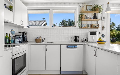 Zina - 600M from the Sea: Toestel Van De Keuken, Keuken, Countertop, Major Appliance, Huishoudapparatuur, Cabinetry, Interieur Ontwerp, Koelkast, Flooring, Wastafel
