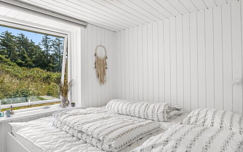 Zina - 600M from the Sea: Slaapkamer, Interieur Ontwerp, Hout, Plafond, Bed, Bedding, Laken, Linens, Verlichting, Verdieping