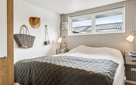 Zina - 600M from the Sea: Hout, Slaapkamer, Bed, Interieur Ontwerp, Linens, Laken, Bedding, Verdieping, Flooring, Plafond