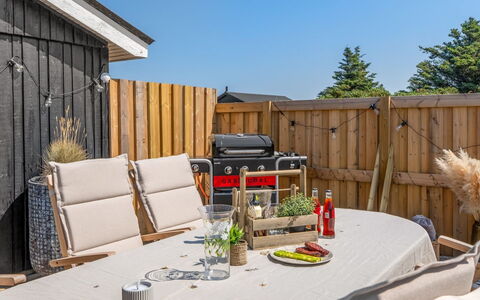 Zina - 600M from the Sea: Meubilair, Buitenmeubels, Stoel, Buitentafel, Tuin, Patio, Backyard, Hardwood, Schaduw, Werf