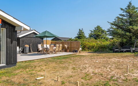 Zina - 600M from the Sea: Lucht, Huis, Dak, Huis, Land Lot, Verblijf, Schaduw, Siding, Gazon, Landgoed