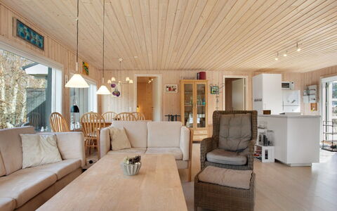 Dwerg - 500M from the Sea: Plafond, Flooring, Interieur Ontwerp, Verdieping, Samengesteld Materiaal, Meubilair, Toevlucht, Hotel, Ontwerp, Daylighting