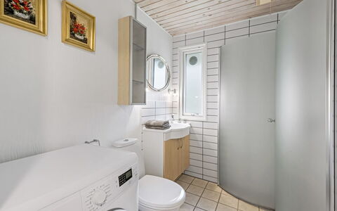 Tancred - 30Km from the Sea: Loodgieterswerkinrichting, Flooring, Verdieping, Interieur Ontwerp, Toilet, Plafond, Badkamer, Wc Bril, Wastafel, Loodgieter