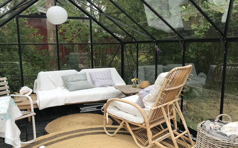 Elisa - 600M from the Sea: Bloempot, Tuin, Kamerplant, Natuurlijk Materiaal, Stoel, Ontwerp, Patio, Backyard, Outdoor Structuur, Buitenmeubels