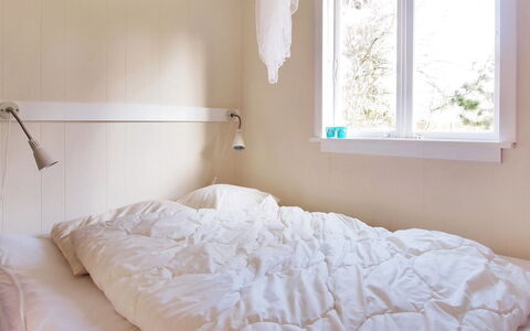 Elisa - 600M from the Sea: Slaapkamer, Bed, Bedding, Laken, Linens, Meubilair, Interieur Ontwerp, Textiel, Verdieping, Verlichting