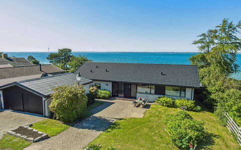 Jovana - 40M from the Sea: Huis, Huis, Deur, Dak, Verblijf, Landgoed, Tuin, Schaduw, Siding, Werf