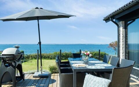 Jovana - 40M from the Sea: Huis, Huis, Deur, Dak, Verblijf, Landgoed, Tuin, Schaduw, Siding, Werf