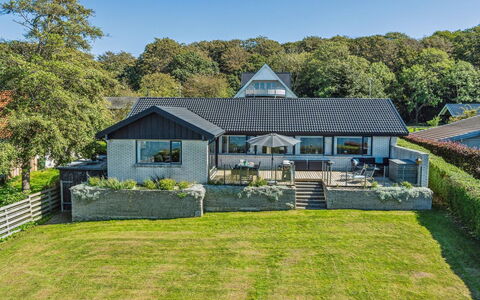 Jovana - 40M from the Sea: Huis, Huis, Deur, Dak, Verblijf, Landgoed, Tuin, Schaduw, Siding, Werf