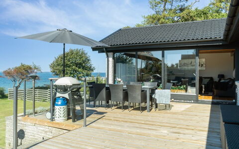 Jovana - 40M from the Sea: Huis, Huis, Deur, Dak, Verblijf, Landgoed, Tuin, Schaduw, Siding, Werf