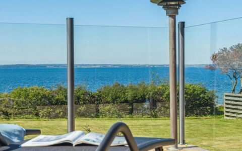 Jovana - 40M from the Sea: Huis, Huis, Deur, Dak, Verblijf, Landgoed, Tuin, Schaduw, Siding, Werf