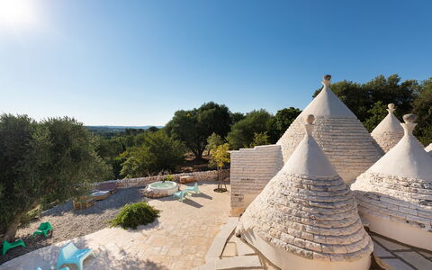 Trulli Di Grieco: Lucht, Fabriek, Boom, Huis, Woody Plant, Landschap, Vrije Tijd, Kunst, Trap