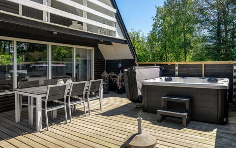 Jace - 900M from the Sea: Meubilair, Interieur Ontwerp, Flooring, Verdieping, Plafond, Kamer, Stoel, Tafel, Appartement, Keuken En Eettafel