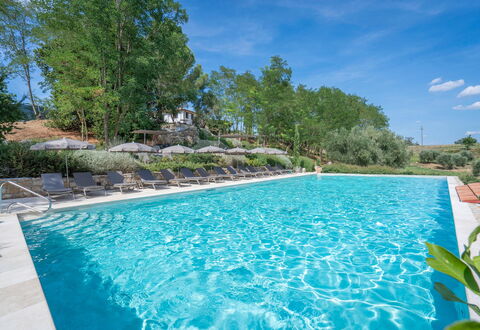 Coratina Spereto Apartment with Pool, Montaione: Water, Fabriek, Watervoorraden, Eigendom, Lucht, Zwembad, Wolk, Azure, Boom, Natuurlijk Landschap