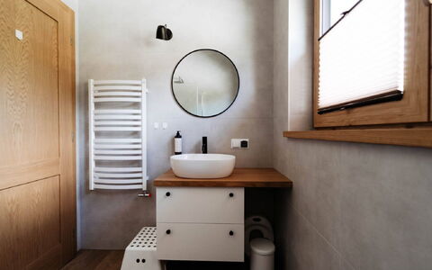 Domek Pod Szarowym Lasem: Spiegel, Eigendom, Loodgieterswerkinrichting, Kraan, Wastafel In De Badkamer, Hout, Interieur Ontwerp, Badkamer, Toilet, Gebouw