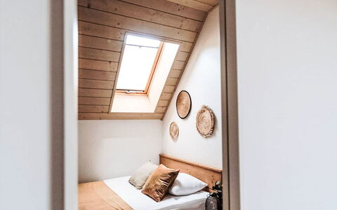 Domek Pod Szarowym Lasem: Interieur Ontwerp, Slaapkamer, Hout, Verdieping, Flooring, Bed, Laken, Bedding, Plafond, Verlichting