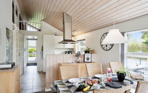 Bajram: Meubilair, Interieur Ontwerp, Flooring, Plafond, Hout, Lichte Inrichting, Verdieping, Stoel, Keuken, Verlichting