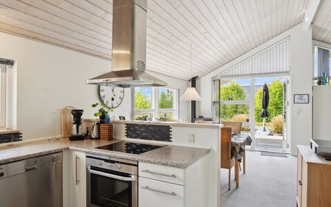 Bajram: Keuken, Countertop, Interieur Ontwerp, Flooring, Plafond, Hout, Meubilair, Cabinetry, Toestel Van De Keuken, Verdieping
