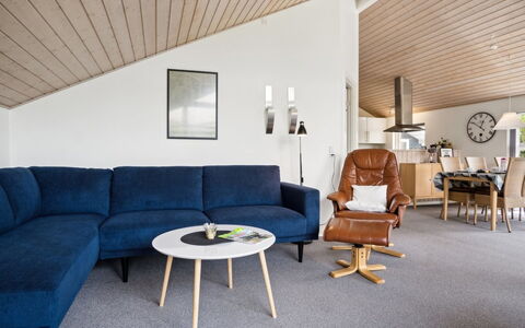 Bajram: Meubilair, Interieur Ontwerp, Bankstel, Plafond, Woonkamer, Flooring, Verdieping, Huis, Appartement