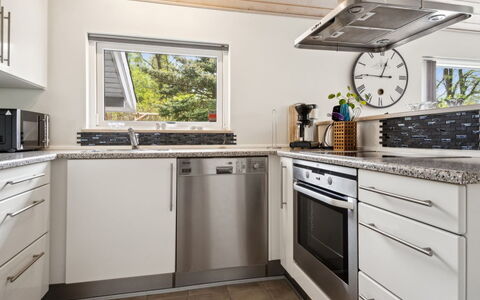 Bajram: Toestel Van De Keuken, Keuken, Countertop, Major Appliance, Cabinetry, Huishoudapparatuur, Flooring, Hout, Interieur Ontwerp, Fornuis