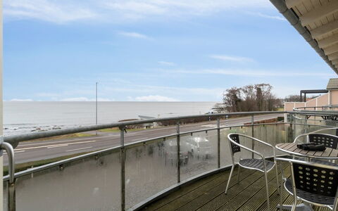Henna - 50M from the Sea: Hout, Dak, Architectuur, Huis, Huis, Verblijf, Siding, Hardwood, Helling, Landgoed