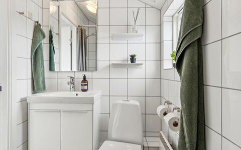 Sebiorn - 5M from the Sea: Interieur Ontwerp, Flooring, Loodgieterswerkinrichting, Wastafel, Verdieping, Badkamer, Badkamerkast, Kraan, Wastafel In De Badkamer, Toilet