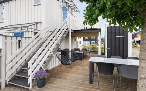 Sebiorn - 5M from the Sea: Hout, Deur, Trap, Dek, Huis, Leuning, Samengesteld Materiaal, Veranda, Plank, Hardwood