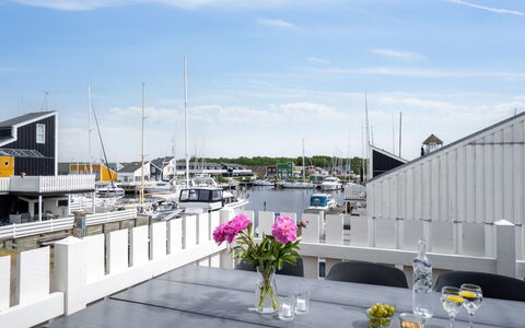 Sebiorn - 5M from the Sea: Hout, Huis, Veranda, Dek, Hardwood, Dak, Beits, Houten Vloer, Eco Hotel