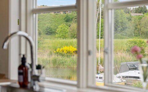 Sebiorn - 5M from the Sea: Hout, Huis, Veranda, Dek, Hardwood, Dak, Beits, Houten Vloer, Eco Hotel