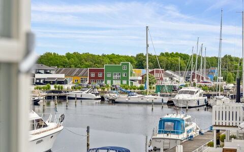 Sebiorn - 5M from the Sea: Hout, Huis, Veranda, Dek, Hardwood, Dak, Beits, Houten Vloer, Eco Hotel