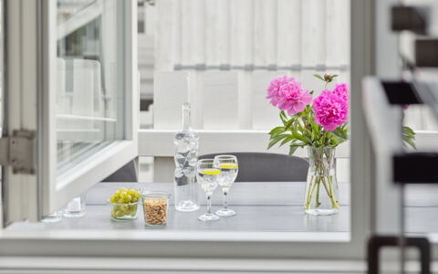 Sebiorn - 5M from the Sea: Hout, Huis, Veranda, Dek, Hardwood, Dak, Beits, Houten Vloer, Eco Hotel