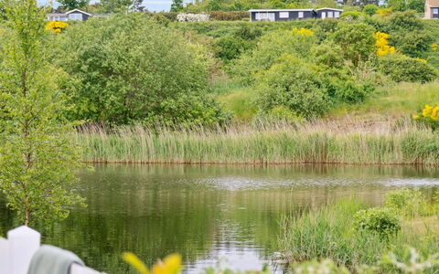 Sebiorn - 5M from the Sea: Hout, Huis, Veranda, Dek, Hardwood, Dak, Beits, Houten Vloer, Eco Hotel