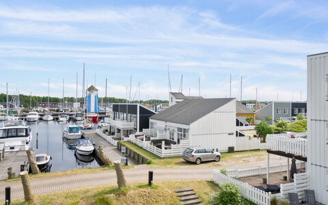 Sebiorn - 5M from the Sea: Hout, Huis, Veranda, Dek, Hardwood, Dak, Beits, Houten Vloer, Eco Hotel