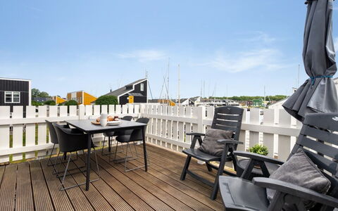 Sebiorn - 5M from the Sea: Hout, Huis, Veranda, Dek, Hardwood, Dak, Beits, Houten Vloer, Eco Hotel
