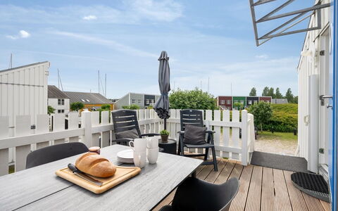 Sebiorn - 5M from the Sea: Hout, Huis, Veranda, Dek, Hardwood, Dak, Beits, Houten Vloer, Eco Hotel