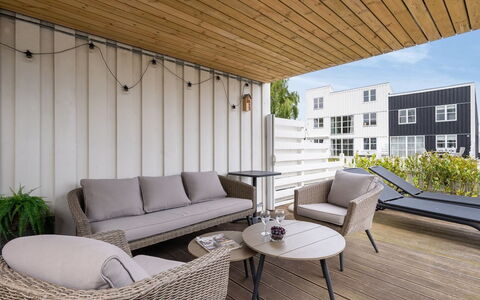 Sebiorn - 5M from the Sea: Hout, Huis, Veranda, Dek, Hardwood, Dak, Beits, Houten Vloer, Eco Hotel