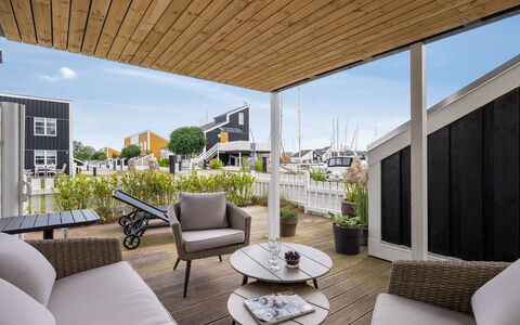 Sebiorn - 5M from the Sea: Hout, Huis, Veranda, Dek, Hardwood, Dak, Beits, Houten Vloer, Eco Hotel